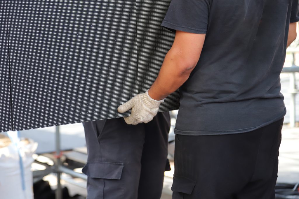 Techniker tragen LED-Module für Konferenzraum-Installation – projektor.at