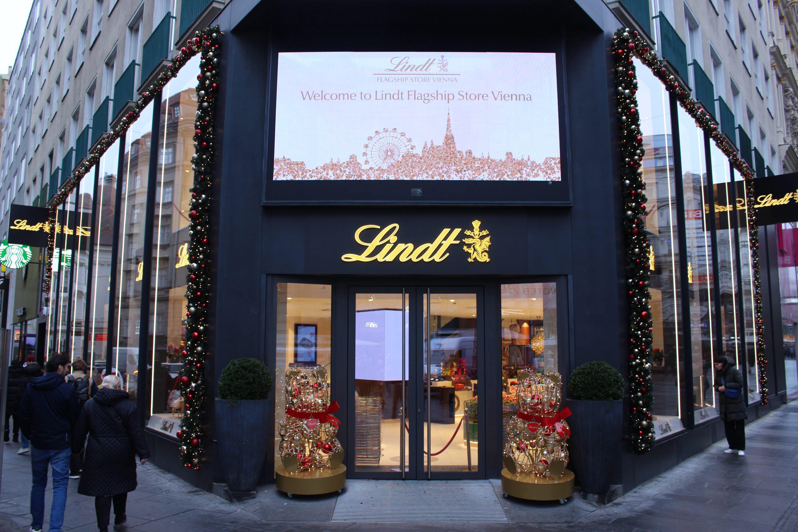 Lindt Kärntnerstraße Außenwerbung LED Wall Videowand als Kundenstopper von projektor.at