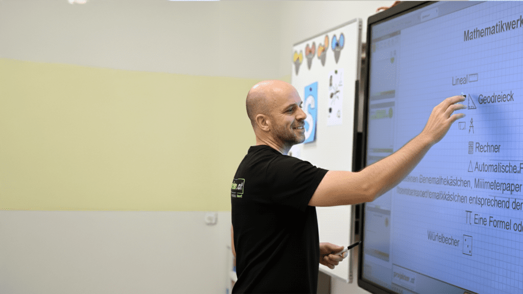 Andreas Kobermeyer ist Experte in Technik und Schulung zu interaktiven Displays bei projektor.at. Er zeigt Lehrern, Unternehmern, Mitarbeitern und Bildungseinrichtungen, wie man moderne Technik in die Arbeitswelt integriert