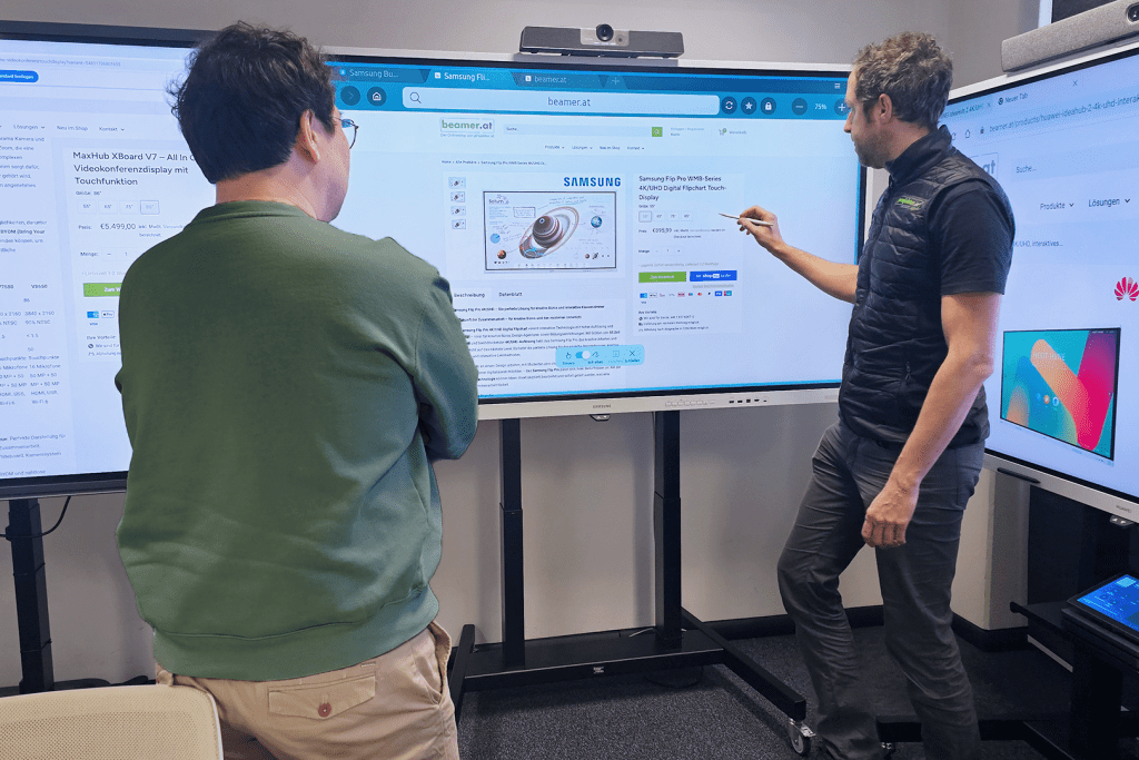 Mitarbeiter erklärt interaktives Touch Display im projektor.at Showroom