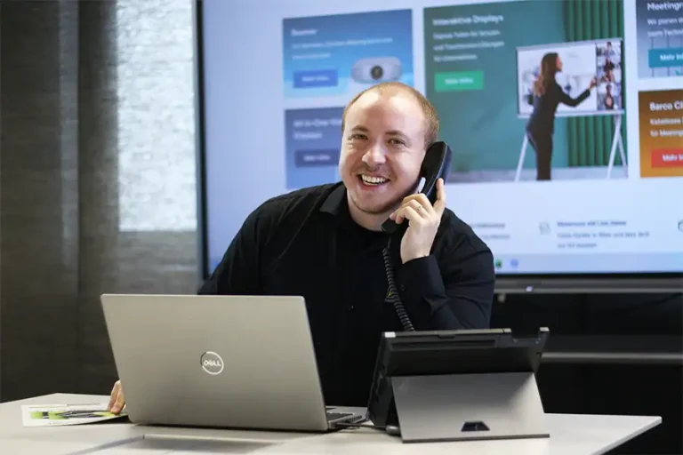 Experte von projektor.at beratet zur Planung von Konferenzraum, Klassenzimmer oder LED-Wall Projekt