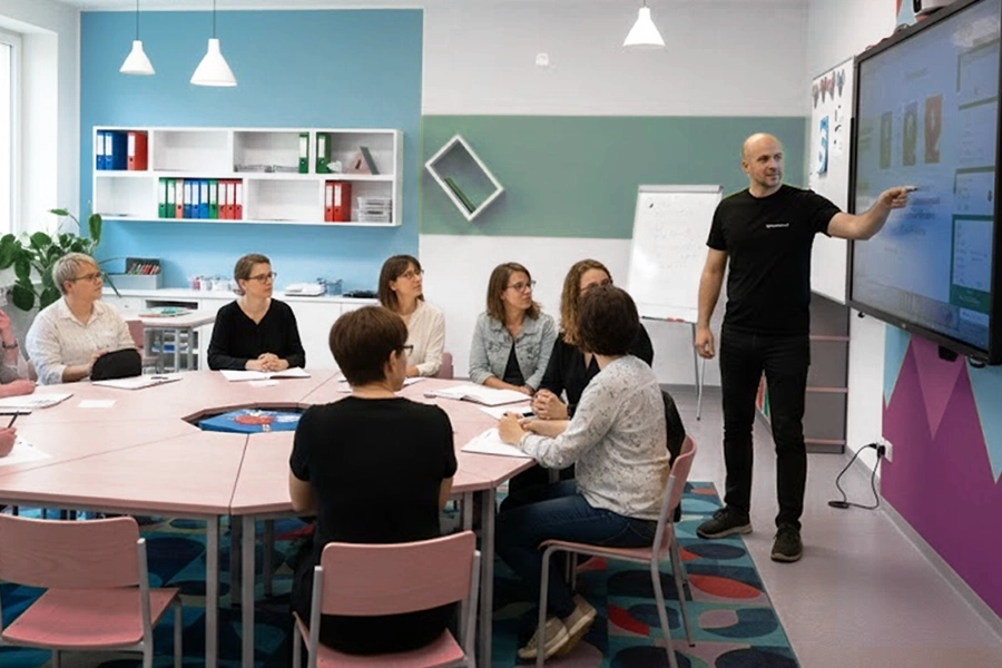 Schulung für Lehrer zur digitalen Schultafel im Unterricht in schule